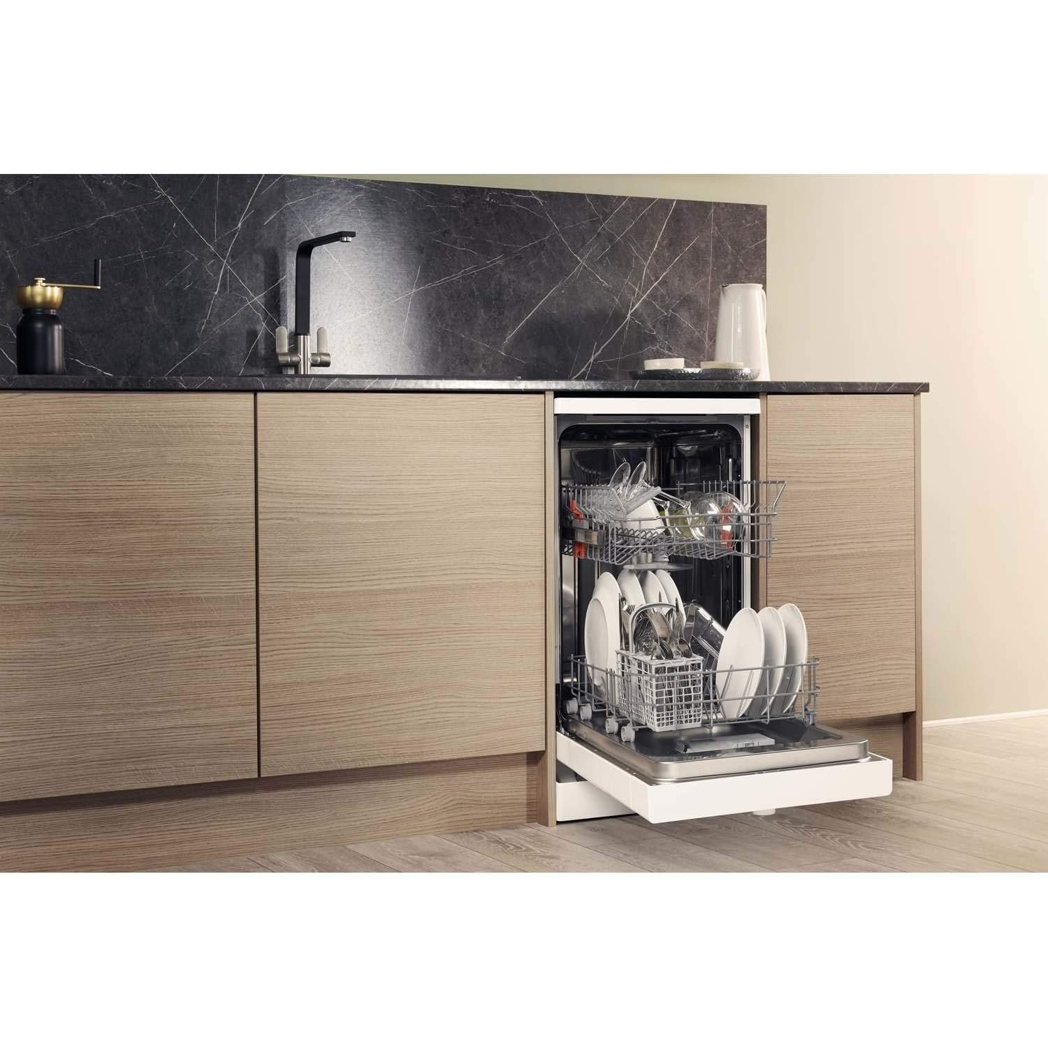 Hotpoint HSFE1B19 White Slimline 10 Place Freestanding Dishwasher full image