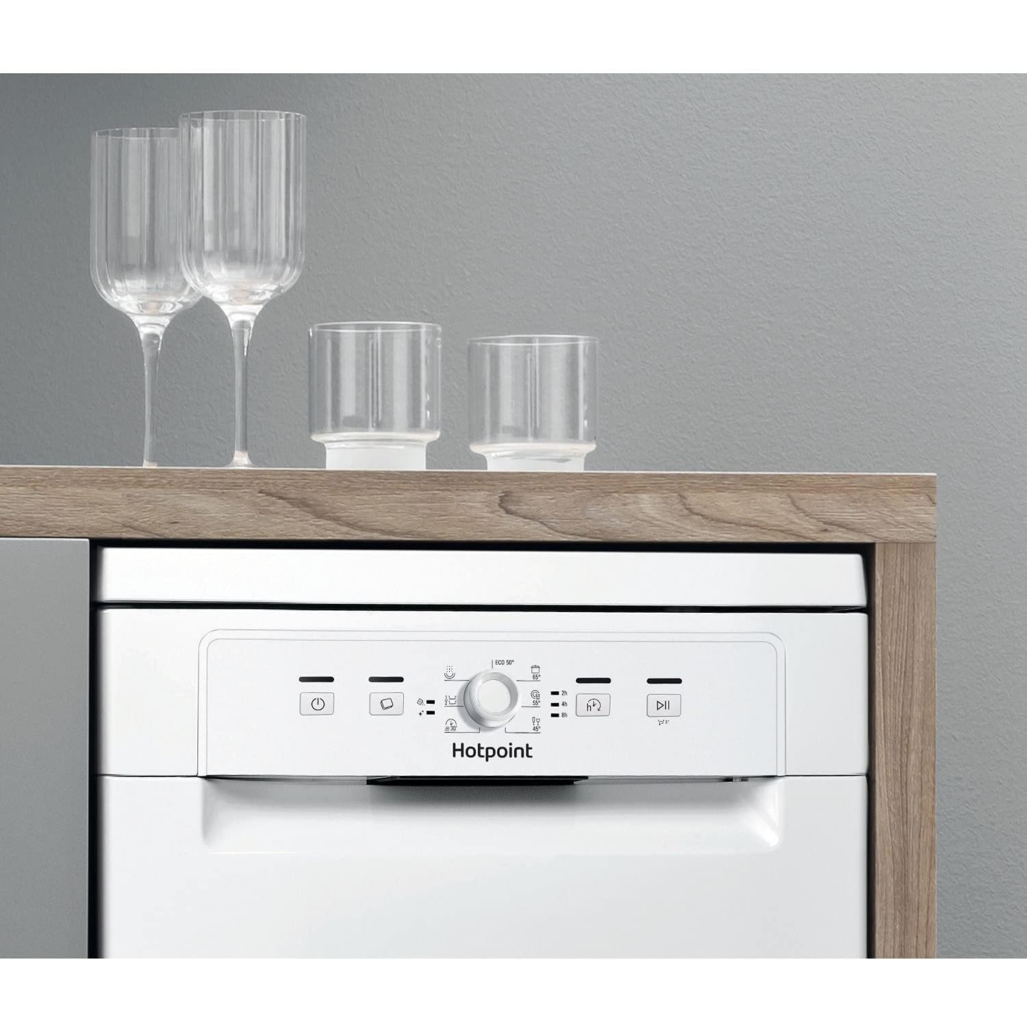 Hotpoint HSFE1B19 White Slimline 10 Place Freestanding Dishwasher full image