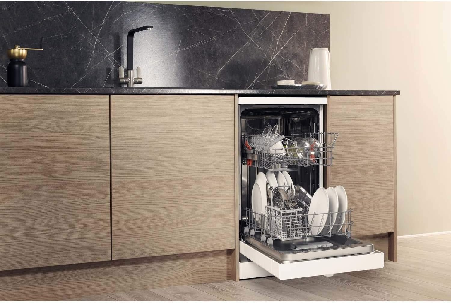 Hotpoint HSFE1B19 White Slimline 10 Place Freestanding Dishwasher thumbnail image