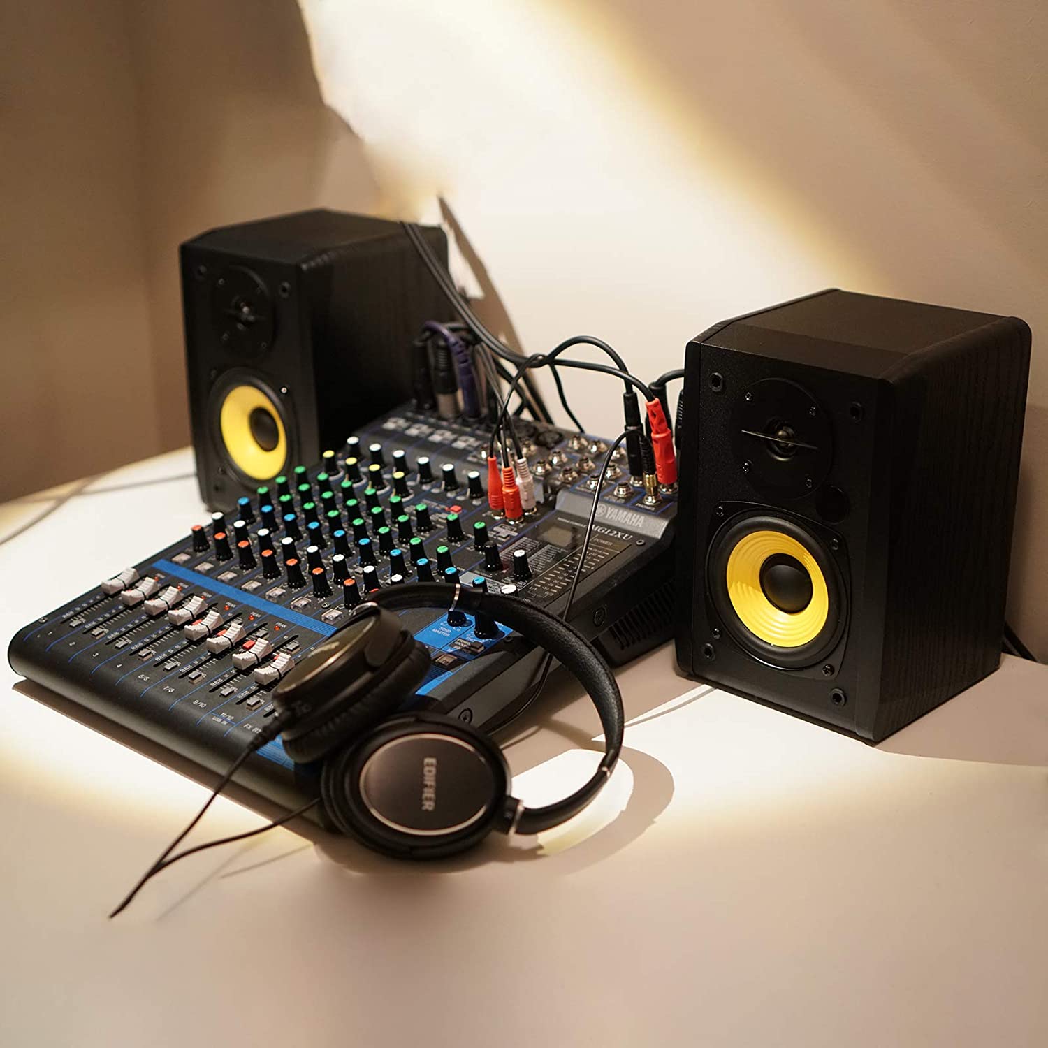 Edifier R1010BT - 4" Bluetooth Wireless - Studio Monitor Speaker (Pair) 24 Watts RMS - Black thumbnail image